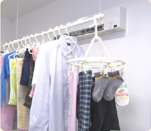もっと乾きやすくしたいときは、「部屋干しファン」を設置!