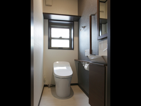 おしゃれで掃除もしやすい バリアフリーを考慮した安心安全なトイレに 事例 リフォーム 新築そっくりさん 住友不動産
