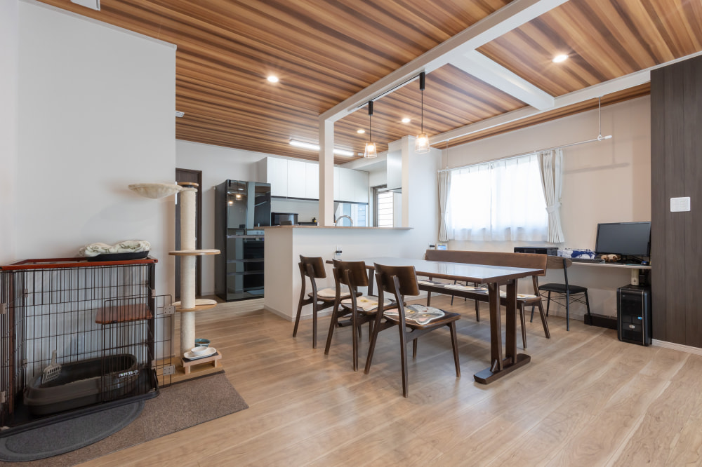 両世帯が程良い距離感で暮らす暖かく快適な二世帯住宅に再生｜戸建て