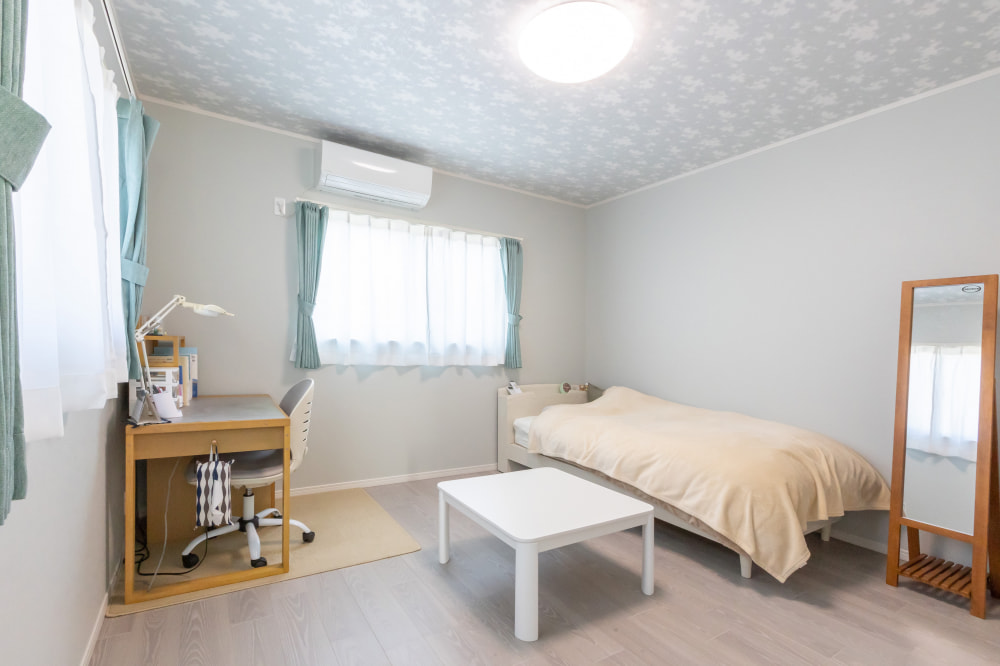 両世帯が程良い距離感で暮らす暖かく快適な二世帯住宅に再生｜戸建て